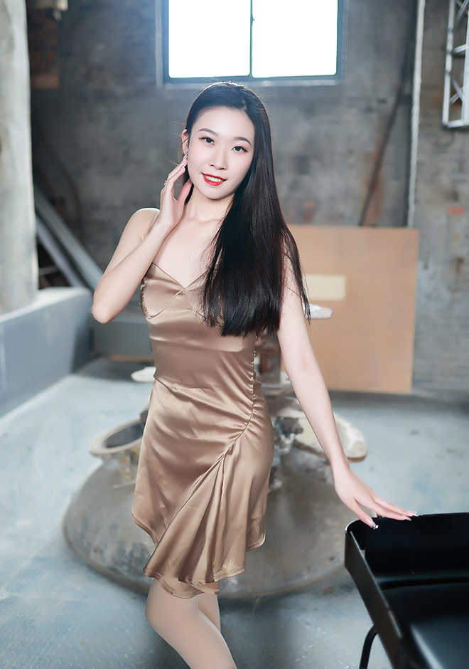 魅力的なシングルLuyi (Yi)