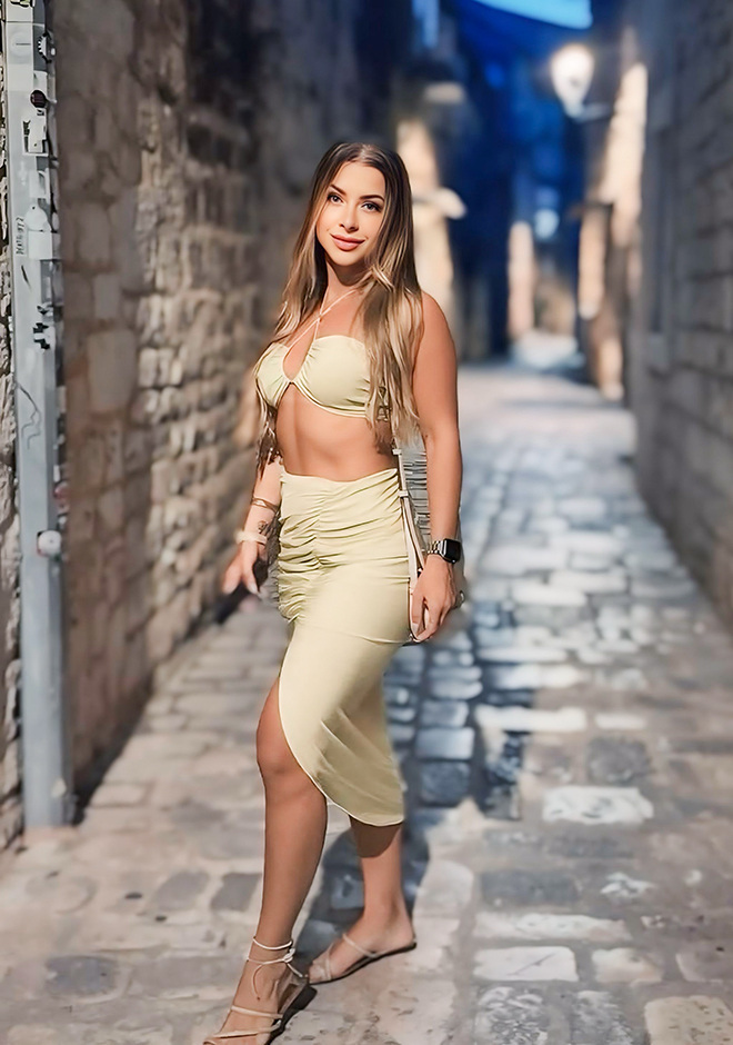 beautiful singles Andrea
