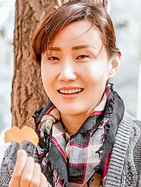 Asian woman JianHua from Chengdu, China