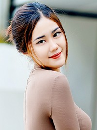Asian woman Dinh Thi (Laura) from Van Lam, Vietnam