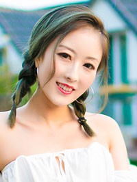 Asian woman Qinghua (Tina) from Guangzhou, China