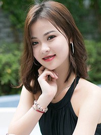 Asian woman Danni from Shanghai, China