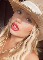 Russian single Gina from Medellín