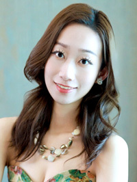 Asian woman Yiyi (Yi) from Shanghai, China