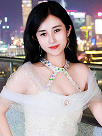 Asian woman Xinyu (Yu) from Shanghai, China