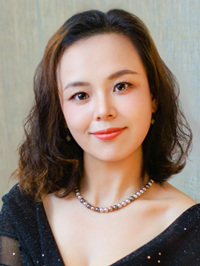 Asian woman Tong (Tong) from Shanghai, China