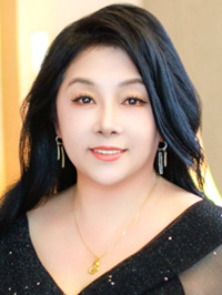 Asian woman Yihong (Hong) from Shanghai, China