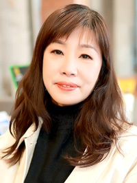 Asian woman Junrong (Rong) from Zhengzhou, China