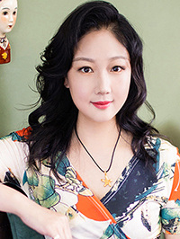 Asian woman Qin (Qin) from Shanghai, China