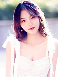 Asian woman Yudian (Dian) from Wuhan, China