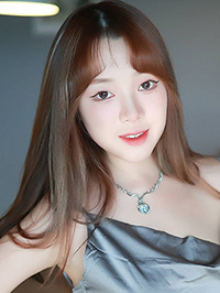 Asian woman Xinyi (Yi) from Chengdu, China