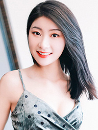 Asian woman Yuan (Yuan) from Chonglong, China