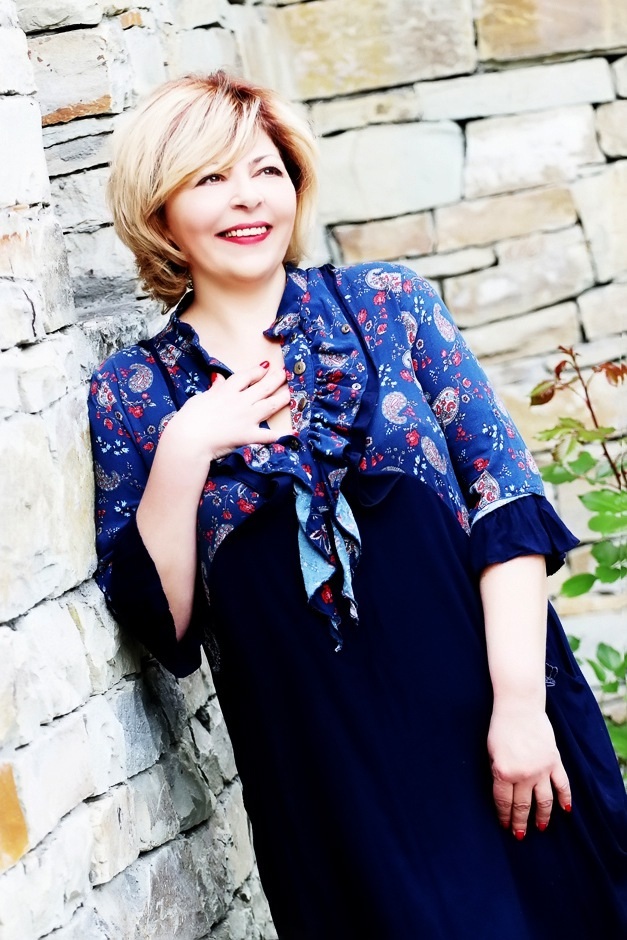 Single girl Elena 57 years old