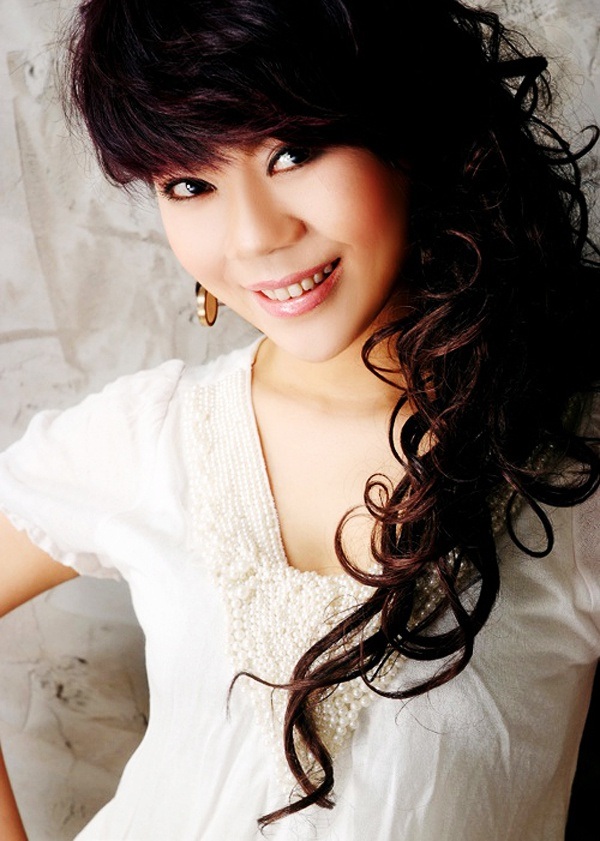 Asian bride Hong from Zhengzhou