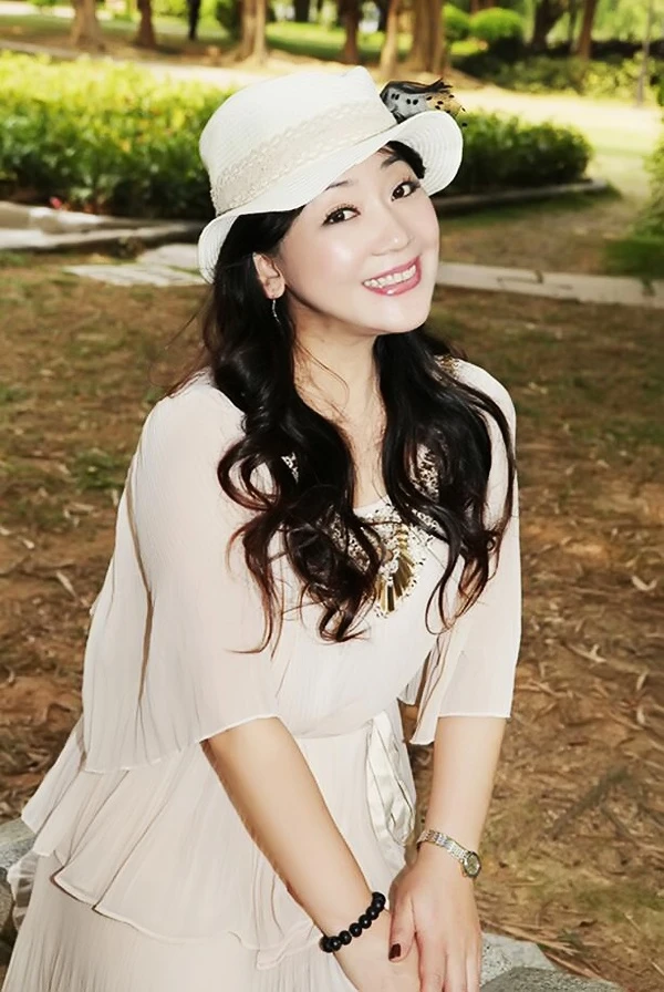 Asian bride Xiaoyi (Stella) from Shenzhen