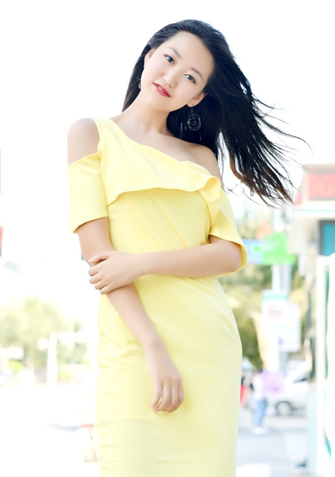 Single girl Mengxia 24 years old