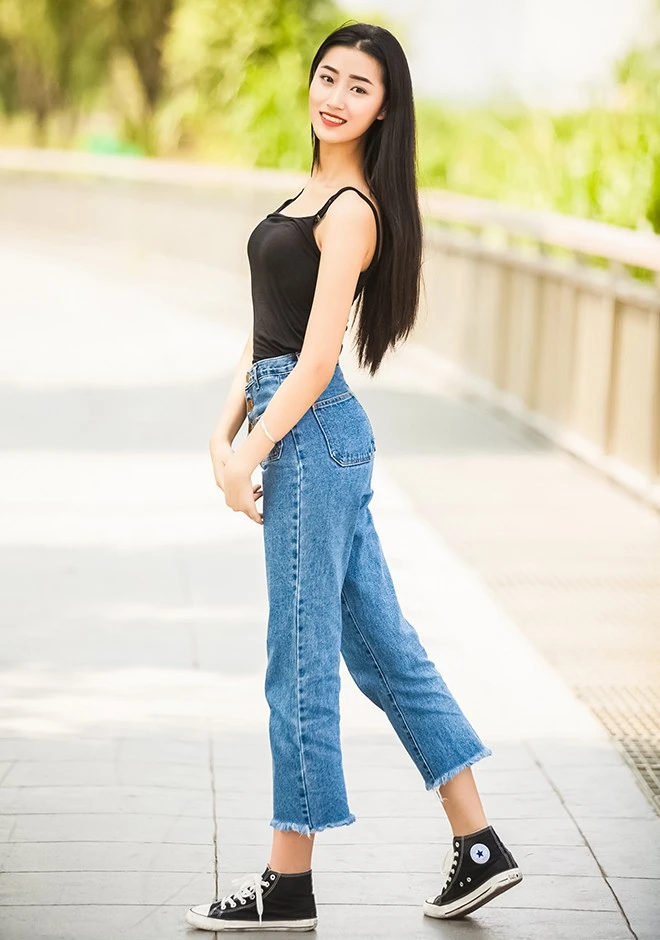 Single girl Lin 24 years old