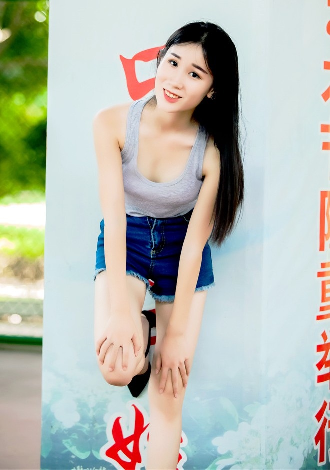 Single girl Zhengrong 27 years old
