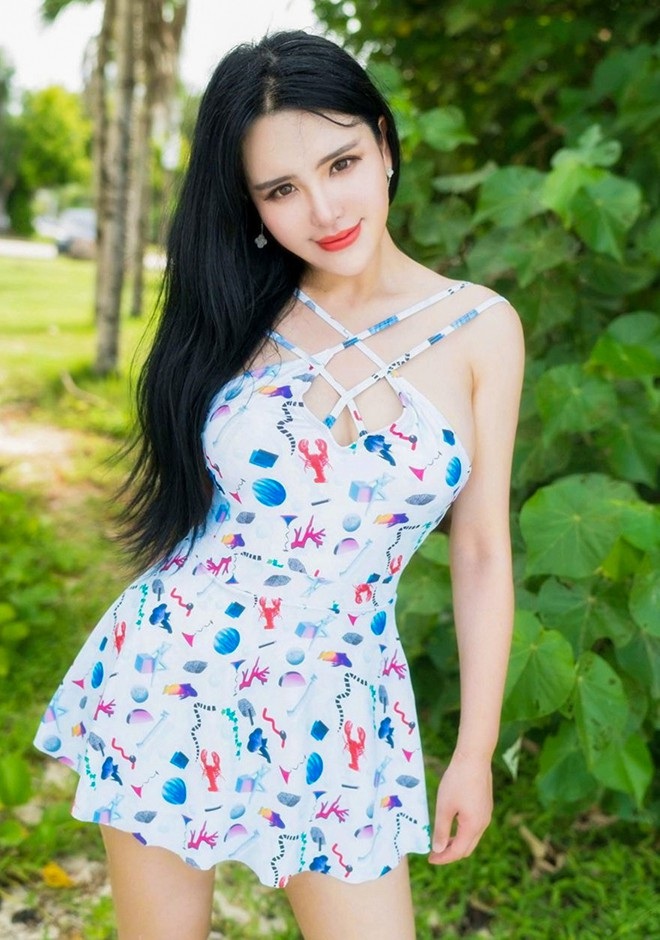 Asian bride Xiaoyan from Shanghai