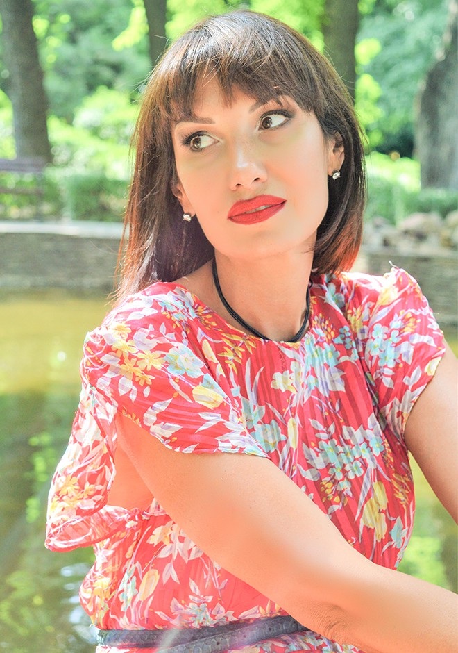 Ukrainian bride Alina from Donetsk