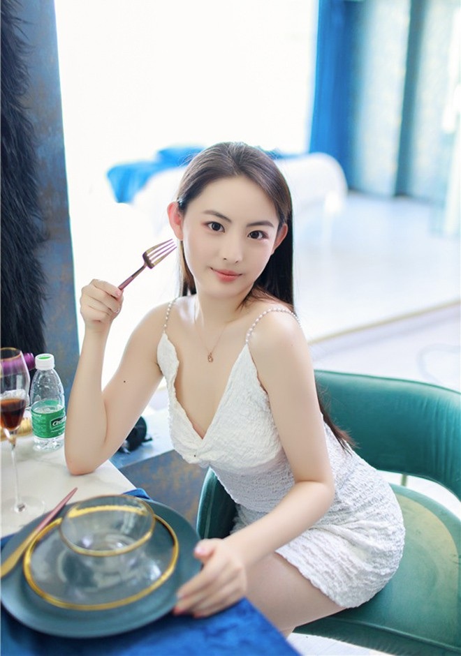 Single girl Wenhan 23 years old