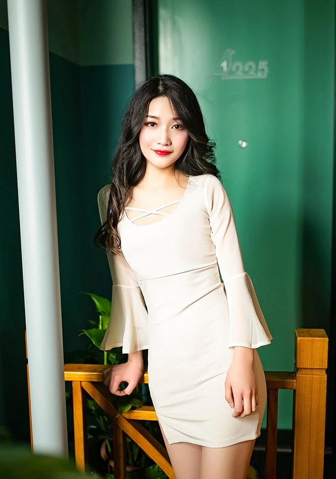 Asian bride Qiule from Shenzhen