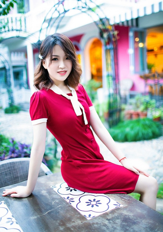 Single girl Yuanxiao 24 years old