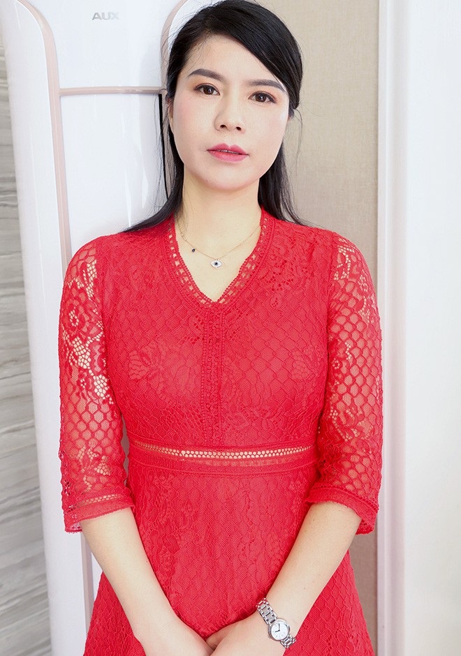 Single girl Ai Rong 41 years old